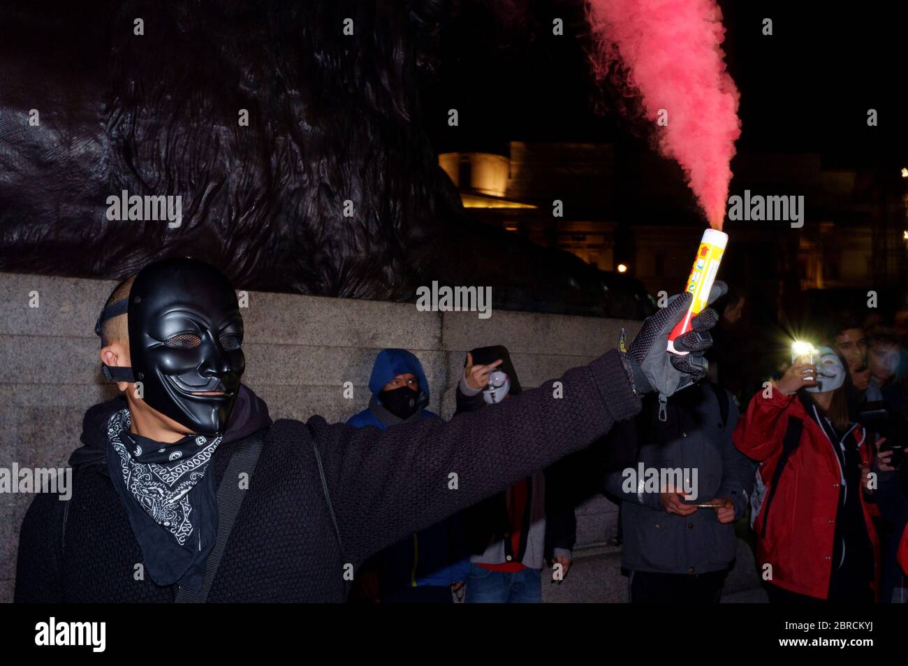 La « Marche du masque de lion » voit des manifestations porter un V pour des masques de type Vendetta Guy Fawkes et manifester contre l'austérité, la violation de l'ir civil Banque D'Images