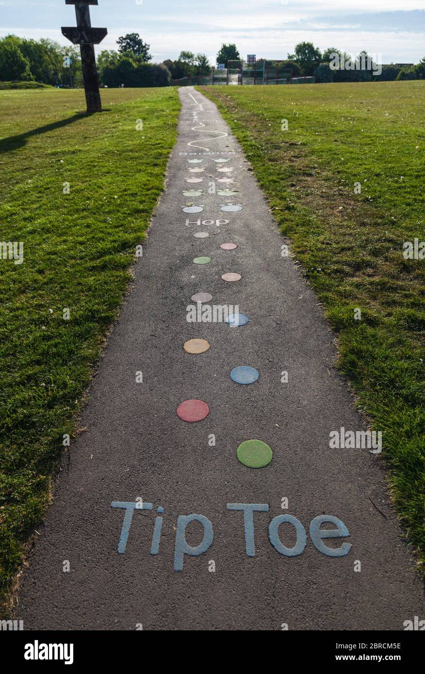 Pointe orteil et points peints sur un chemin dans un parc de jeu, Stockton on Tees, Angleterre, U K. Banque D'Images