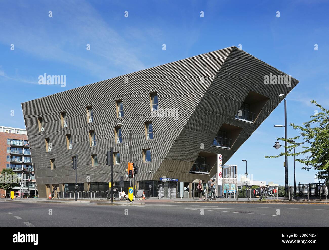 La nouvelle Bibliothèque et le nouveau théâtre de Canada Water, à Londres. Ouvert en 2012, conçu par les architectes CZWG. Banque D'Images