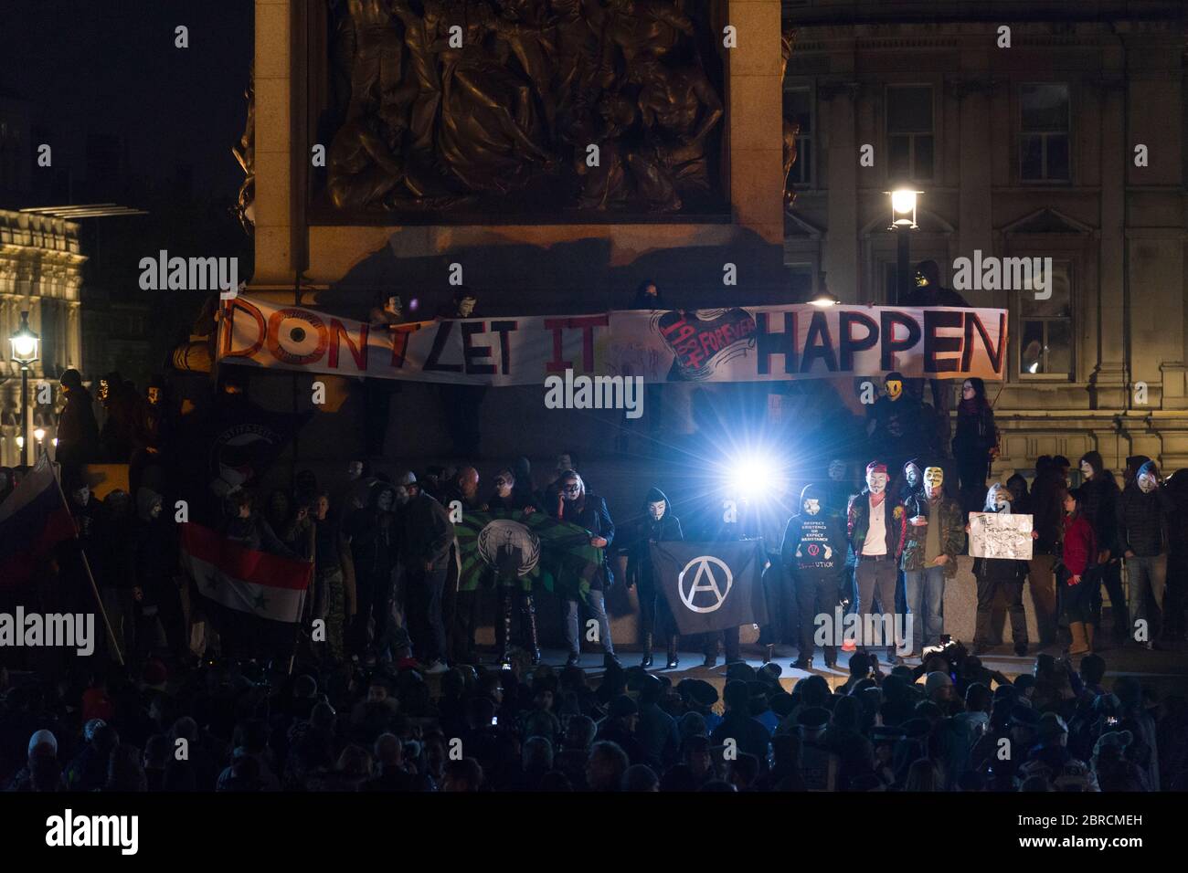 La « Marche du masque de lion » voit des manifestations porter un V pour des masques de type Vendetta Guy Fawkes et manifester contre l'austérité, la violation de l'ir civil Banque D'Images