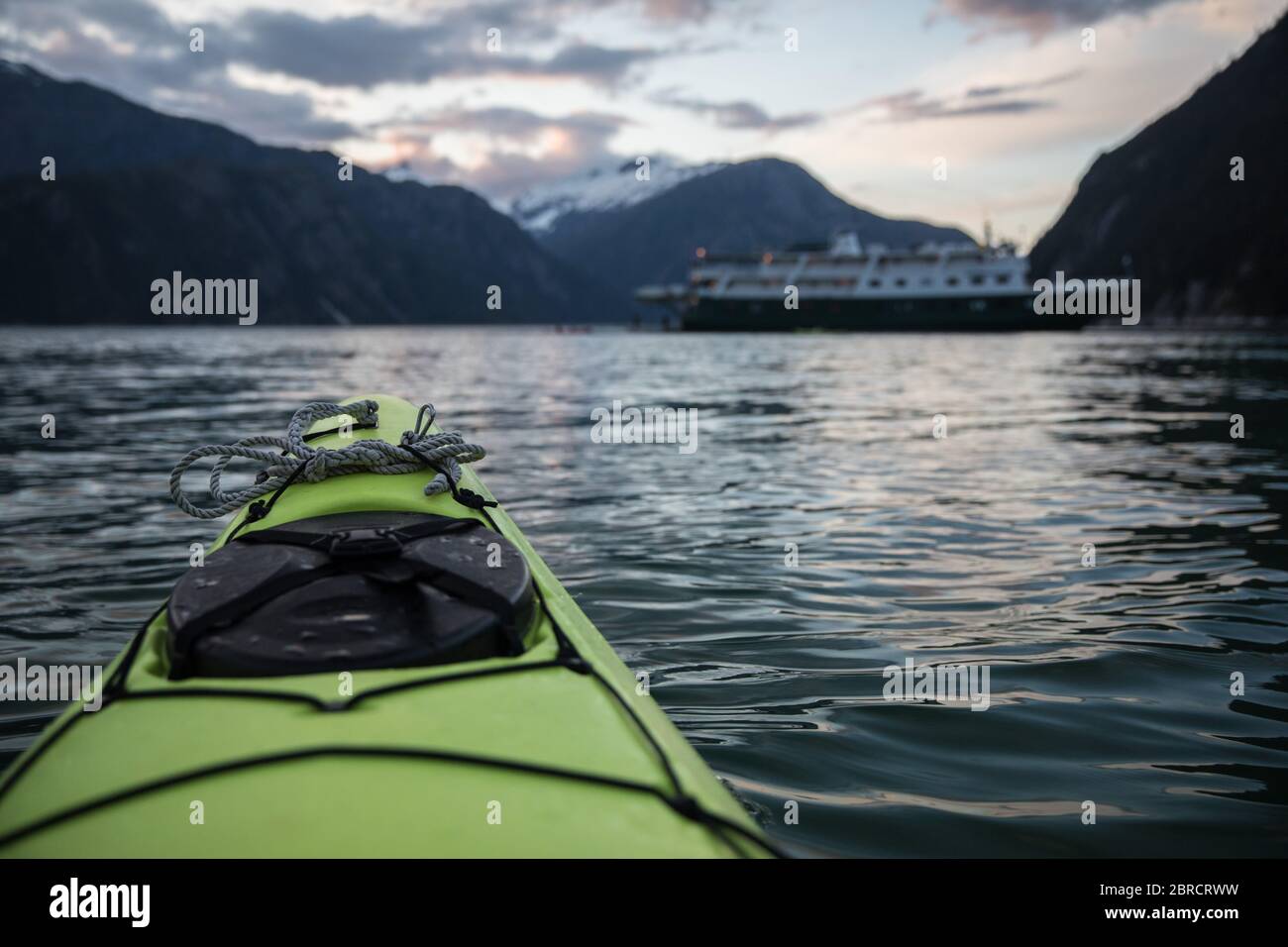 Paysages Cove, Thomas Bay, Alaska du Sud-est offre de beaux paysages aux aventuriers sur une croisière en petit bateau pour profiter en kayak. Banque D'Images