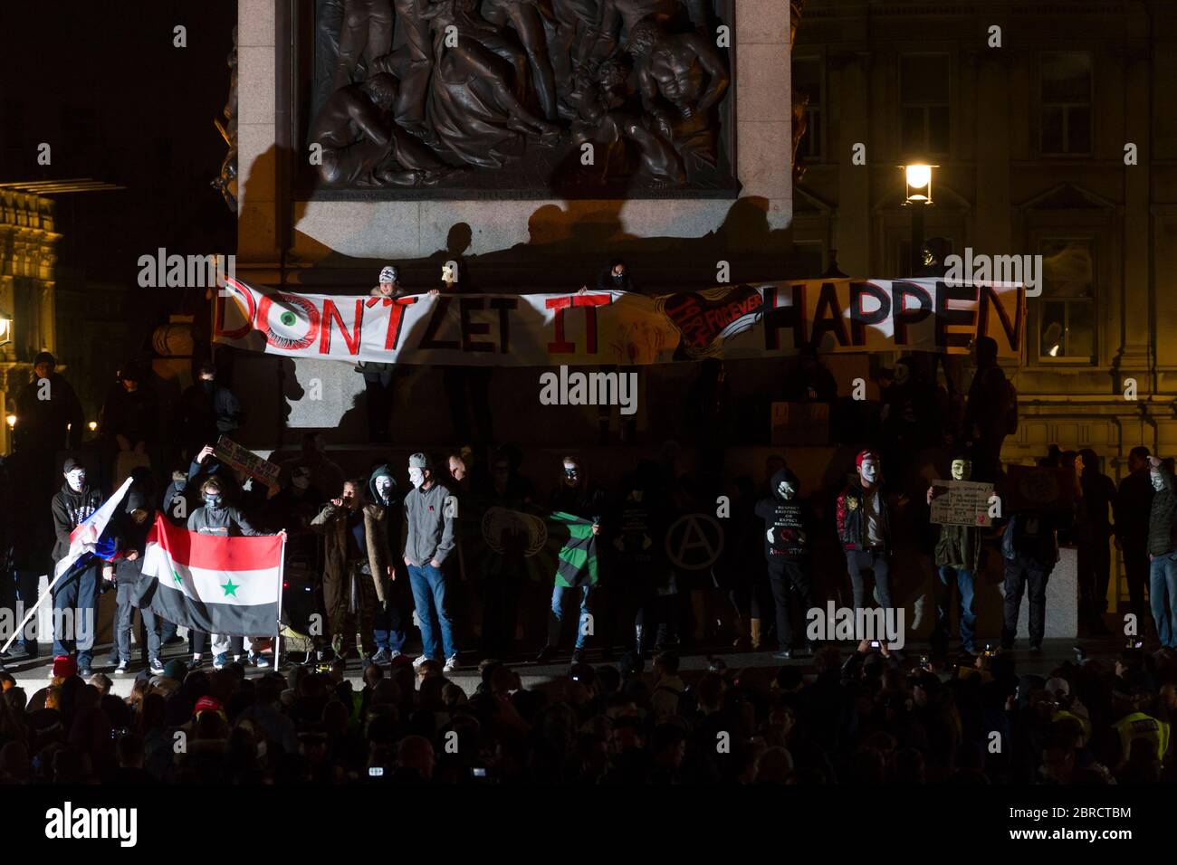 La « Marche du masque de lion » voit des manifestations porter un V pour des masques de type Vendetta Guy Fawkes et manifester contre l'austérité, la violation de l'ir civil Banque D'Images