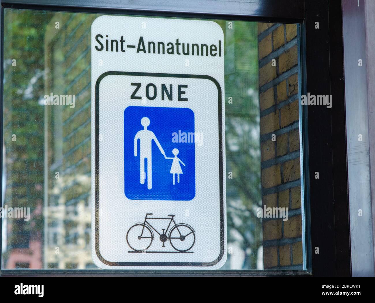 Anvers, Flandre, Belgique. Août 2019. Le long tunnel piétonnier et cynodrome appelé annatunnel: Les panneaux mènent à l'entrée. Banque D'Images