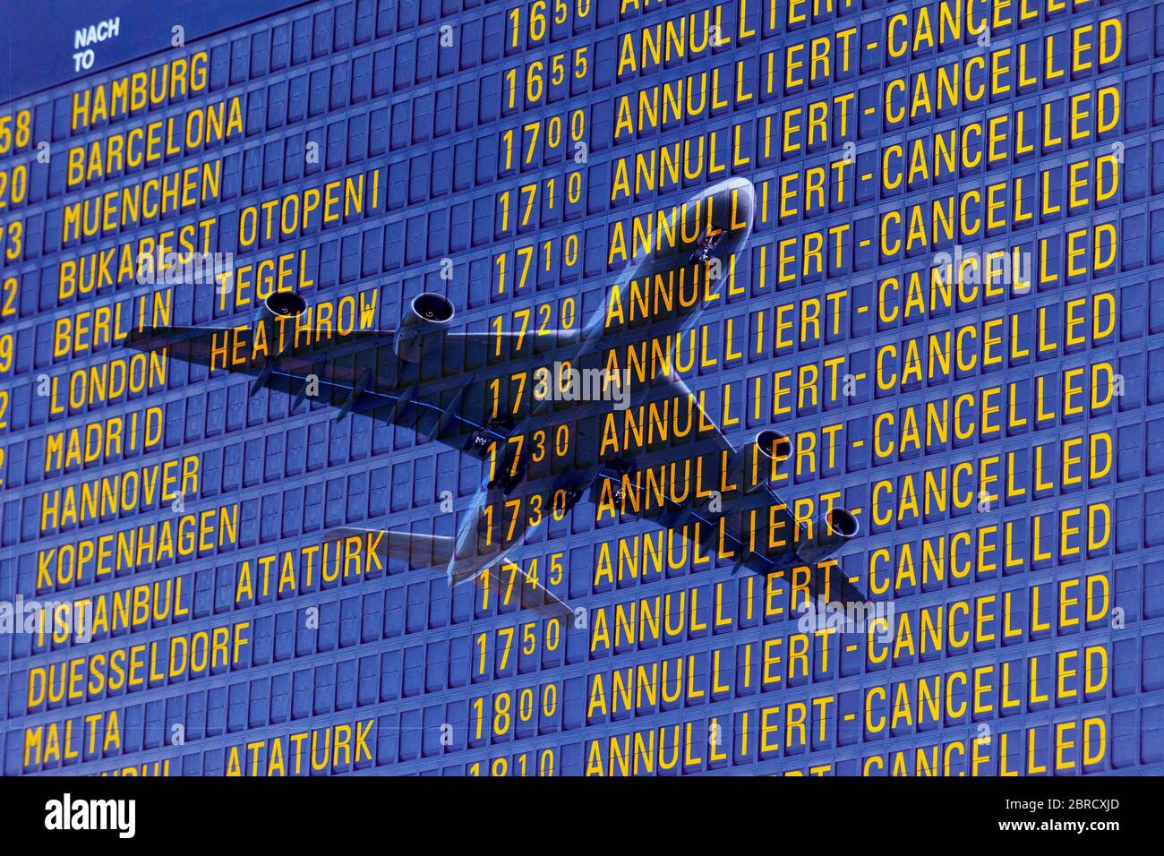Composition numérique, arrivée et départ à l'aéroport, annulations de départ, vols annulés en raison de la crise corona, Allemagne Banque D'Images