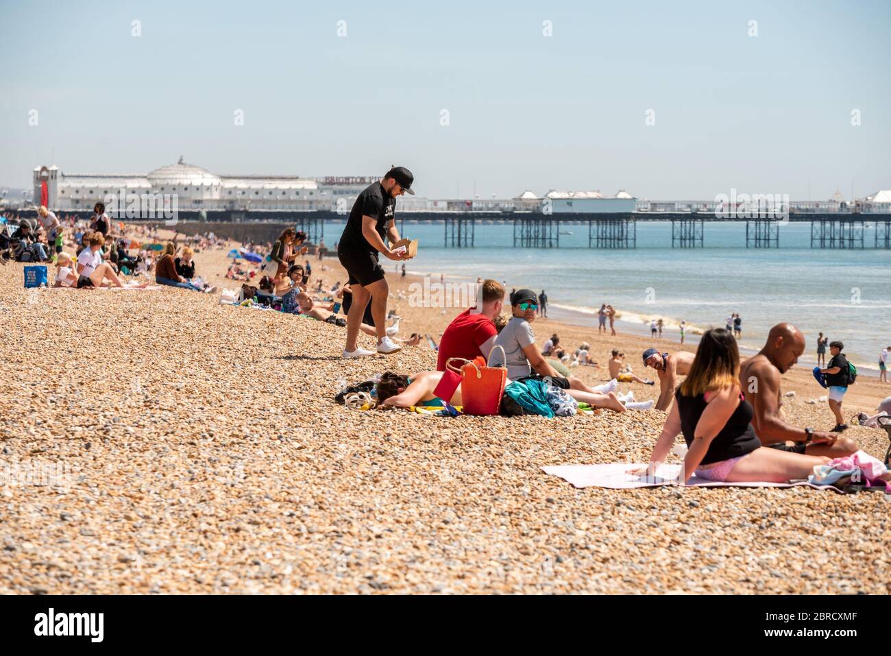 Brighton UK 20 mai 2020 : la vie semble revenir à la normale lors d'une belle journée chaude sur la plage de Brighton Banque D'Images