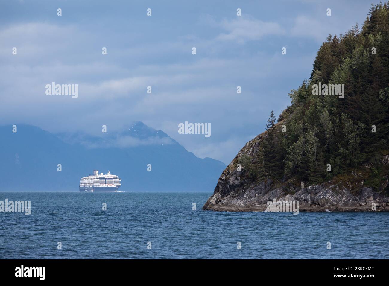 Le parc national de Glacier Bay, dans le sud-est de l'Alaska, aux États-Unis, offre des vues pittoresques sur la forêt et la faune et offre des excursions en bateau emblématiques vers les glaciers. Banque D'Images