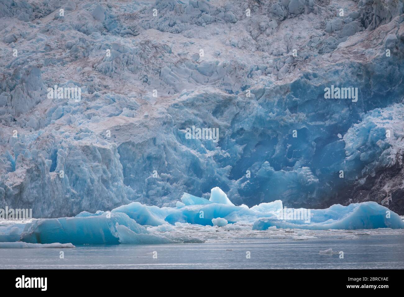 Des icebergs vêcés du glacier South Sawyer flottent sur le pittoresque fjord Tracy Arm, dans le sud-est de l'Alaska, aux États-Unis. Banque D'Images