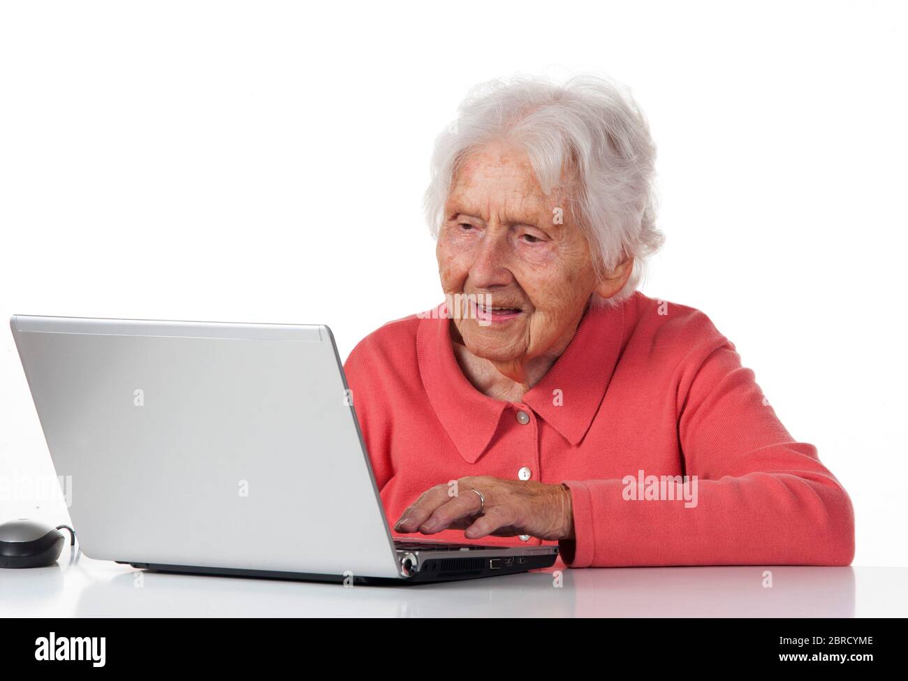 Senior assis à l'ordinateur portable, 88 ans, Autriche Banque D'Images