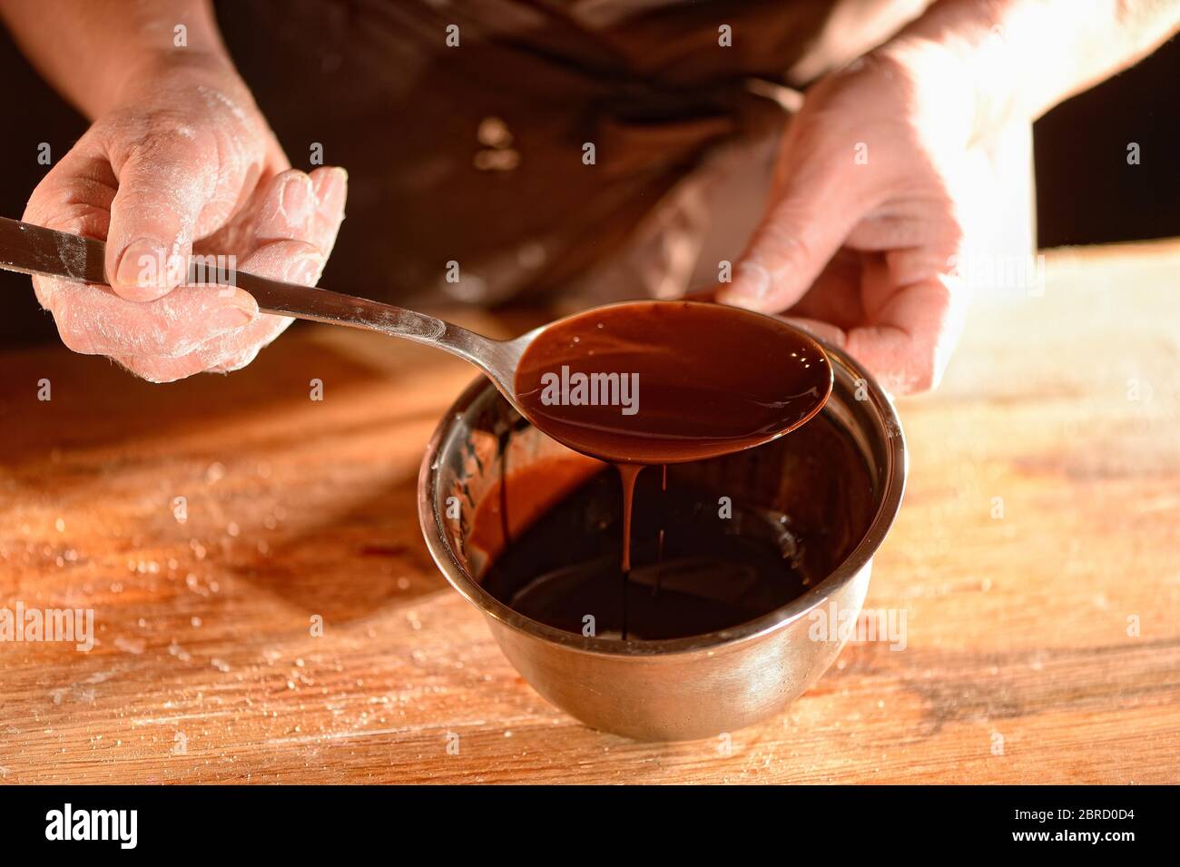 Chocolat liquide dans une casserole, tout en faisant cuire, Allemagne Banque D'Images