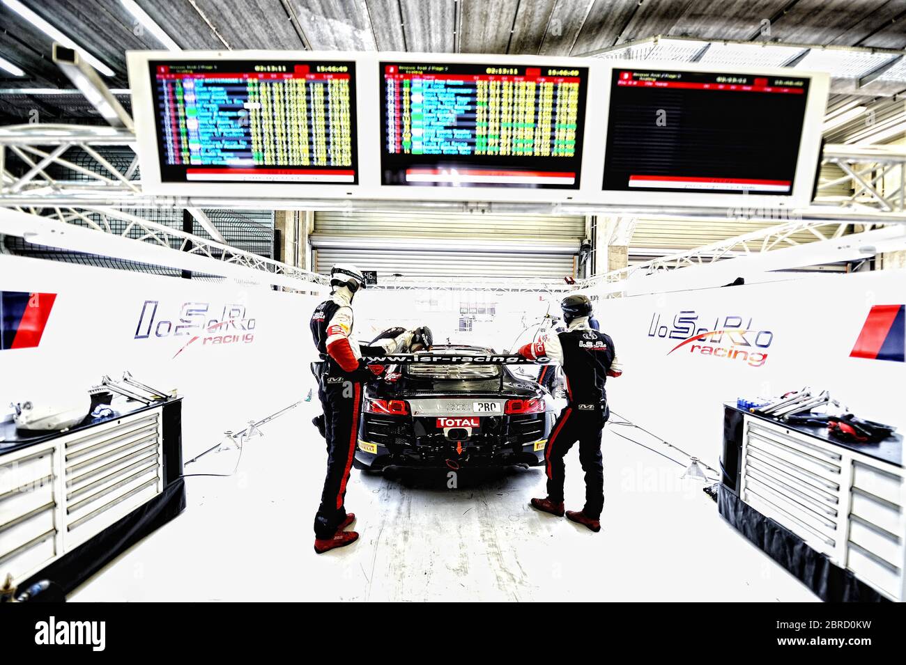 Voiture de course avec équipage de fosse dans les fosses à l'ADAC GT Masters sur le circuit de Spa-Francorchamps, Belgique Banque D'Images