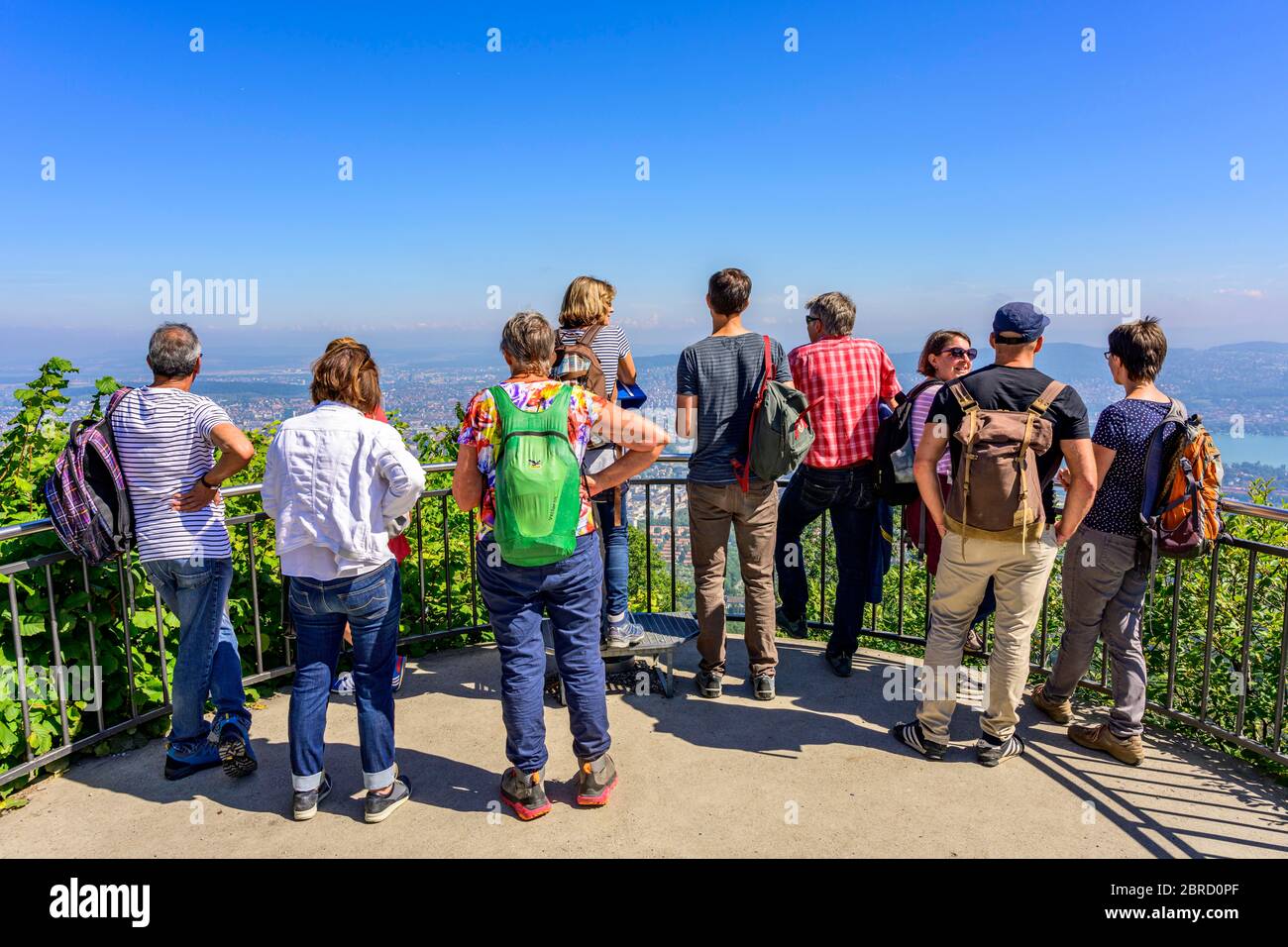 Les gens au point de vue, vue de l'Uetliberg à la ville de Zurich et le lac de Zurich, le lac de Zurich, le sommet de Zurich, le canton de Zurich, Suisse Banque D'Images