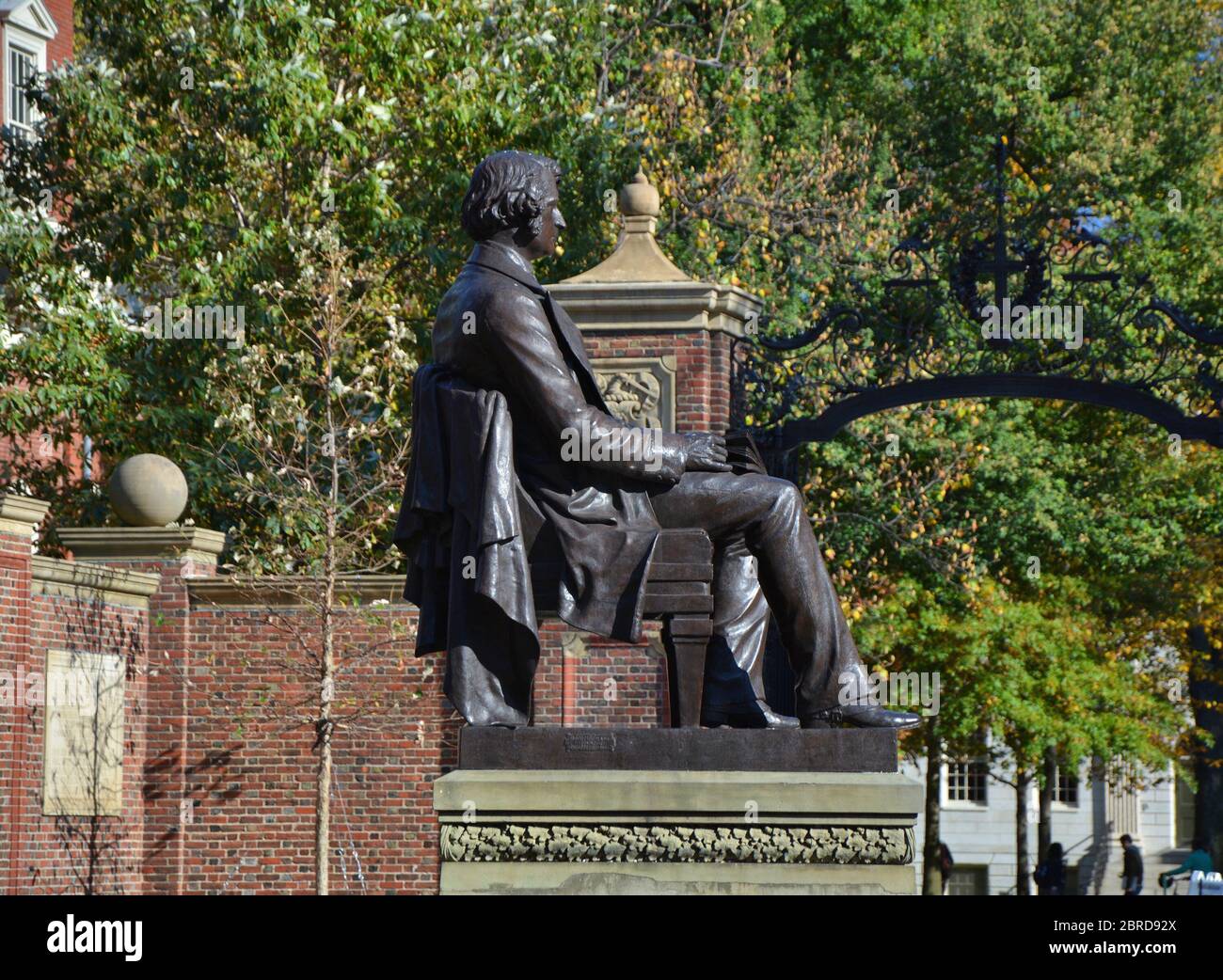 CAMBRIDGE, USA - 20 OCTOBRE 2014 : statue de Charles Sumner devant l'entrée de l'Université Harvard. Harvard est le plus prestigieux et le plus ancien des deux Banque D'Images CAMBRIDGE, USA - 20 OCTOBRE 2014 : statue de Charles Sumner devant l'entrée de l'Université Harvard. Harvard est le plus prestigieux et le plus ancien des deux Banque D'Images