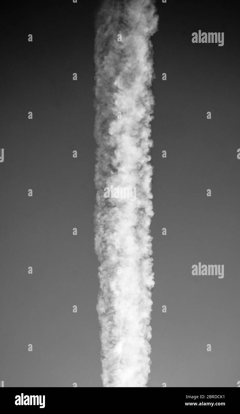 Image en noir et blanc de la piste de vapeur ou de contrail d'un avion solitaire dans un ciel vide au-dessus du Royaume-Uni pendant la pandémie du coronavirus Banque D'Images
