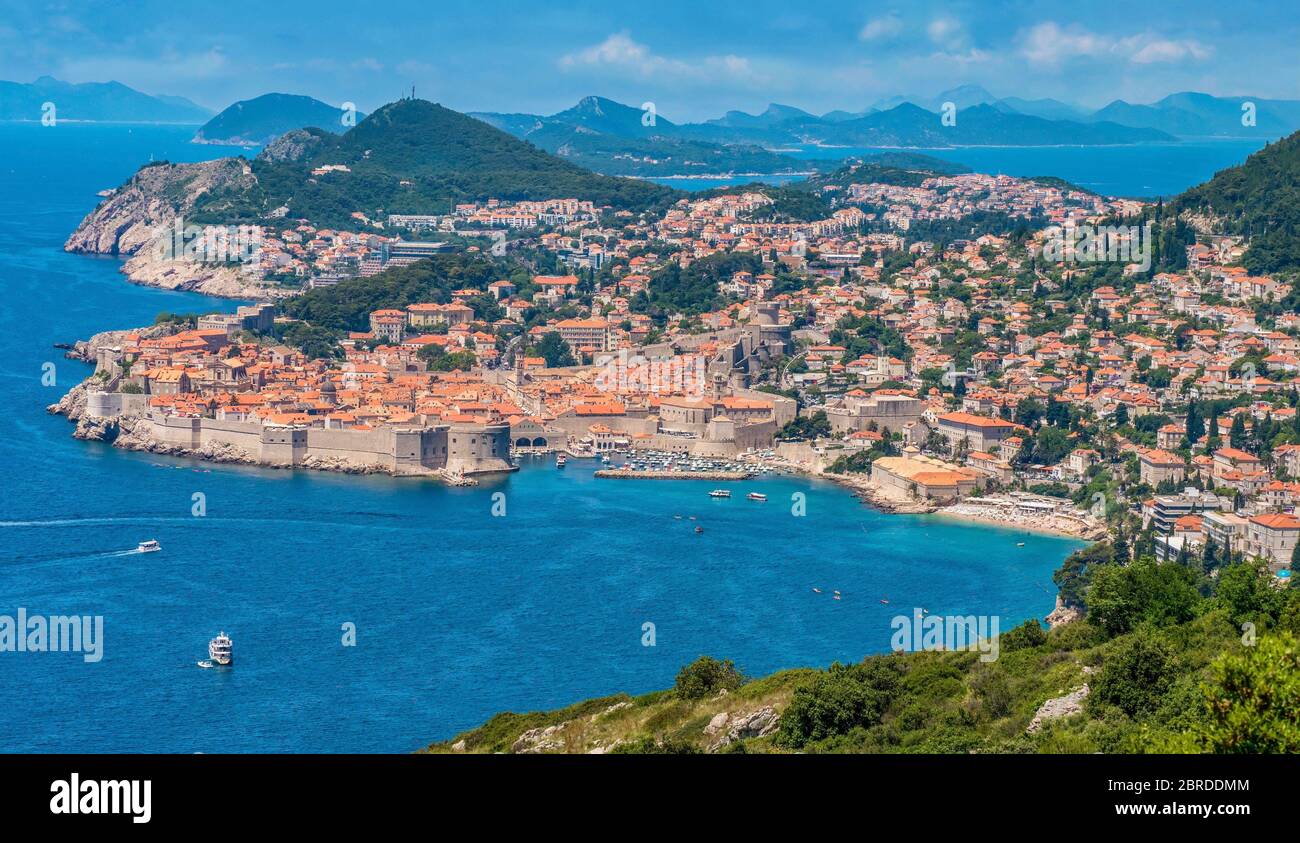 Vue panoramique sur les parties anciennes et modernes de la ville de Dubrovnik, Croatie, en regardant vers le nord le long de la côte dalmate et de la mer Adriatique. Banque D'Images