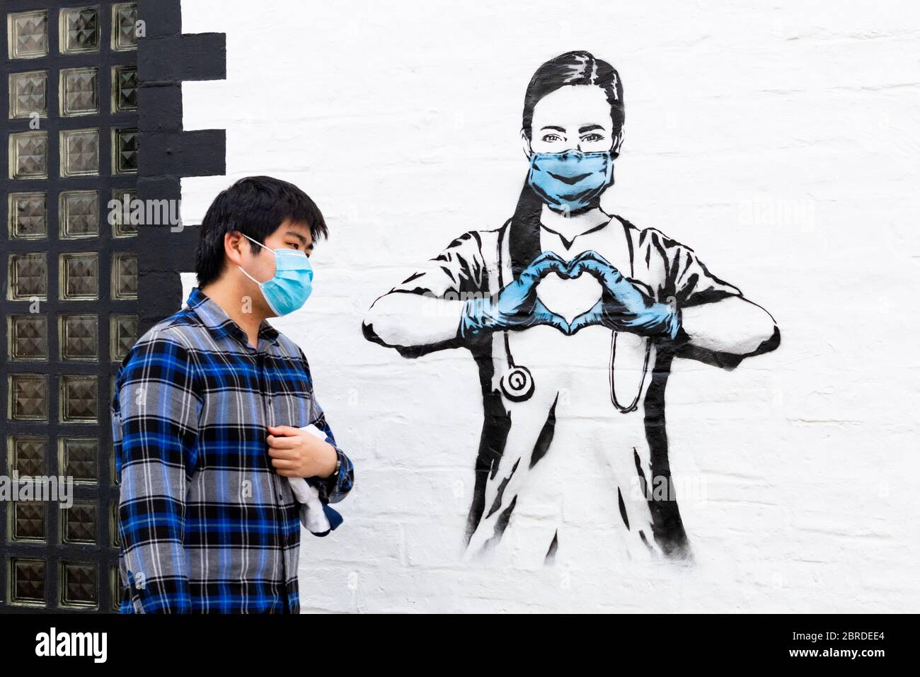 Le Graffiti du coronavirus est apprécié du NHS et des infirmières montrant une infirmière portant un masque facial par le Rebel Bear, Ashton Lane, Glasgow, Écosse, Royaume-Uni Banque D'Images