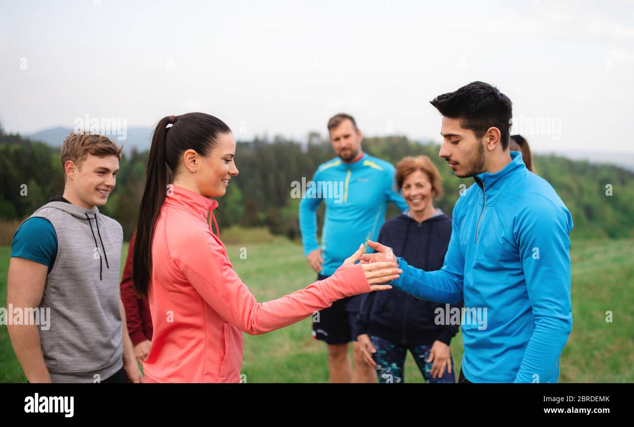 Grand groupe de personnes en forme et actives se reposant après avoir fait de l'exercice dans la nature. Banque D'Images