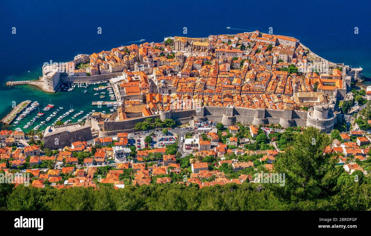 Une vue panoramique sur toute la vieille ville de Dubrovnik, Croatie, entourée de murs en pierre et d'un petit port pour bateaux ouvert sur la mer Adriatique. Banque D'Images