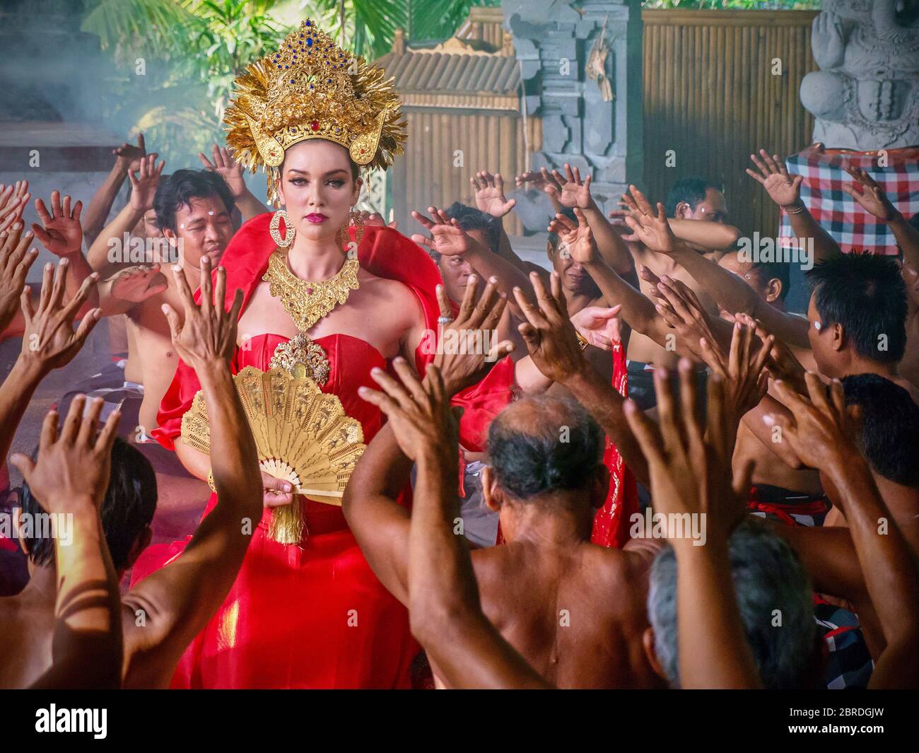 Ubud, Bali - 28 juillet 2016. La traditionnelle balinaise ornée de coiffure et de bijoux cérémoniels, dans le cadre d'une danse kecak mâle. Banque D'Images