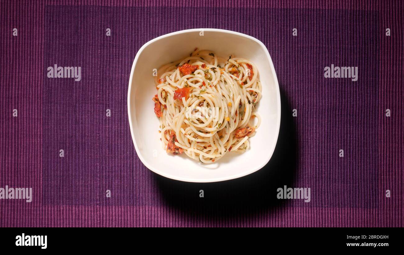 SPAGHETTI AGLIO OLIO E PEPERONCINO DANS UN BOL BLANC Banque D'Images