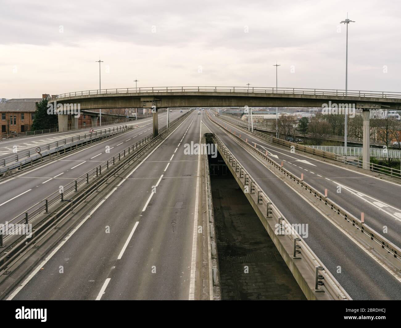 L'autoroute M8 et le pont de Kingston, généralement très fréquentés, traversent la ville de Glasgow et la rivière Clyde, ce qui illustre le fait que le gouvernement se respecte, les directives de distance sociale et les avis de « séjour à domicile » lors de la pandémie du coronavirus. Banque D'Images