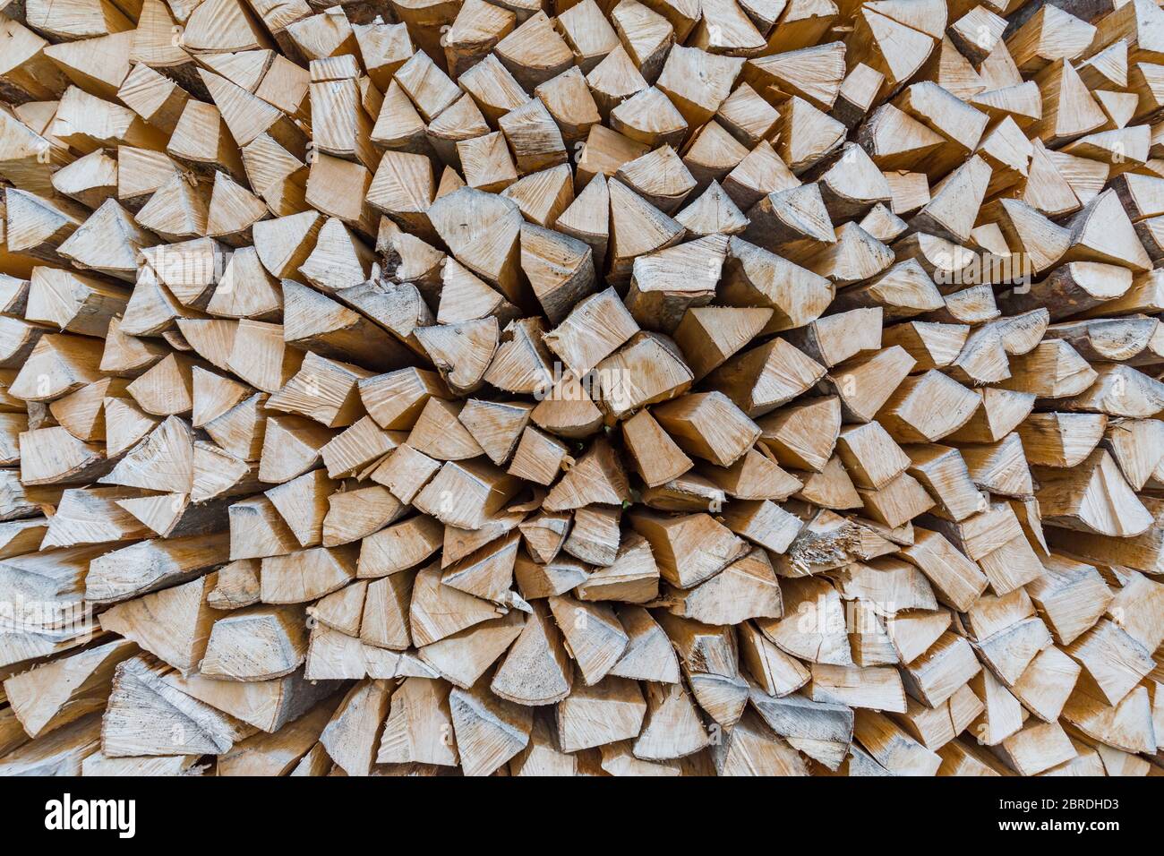 Fond de bois haché sec dans une pile. Banque D'Images