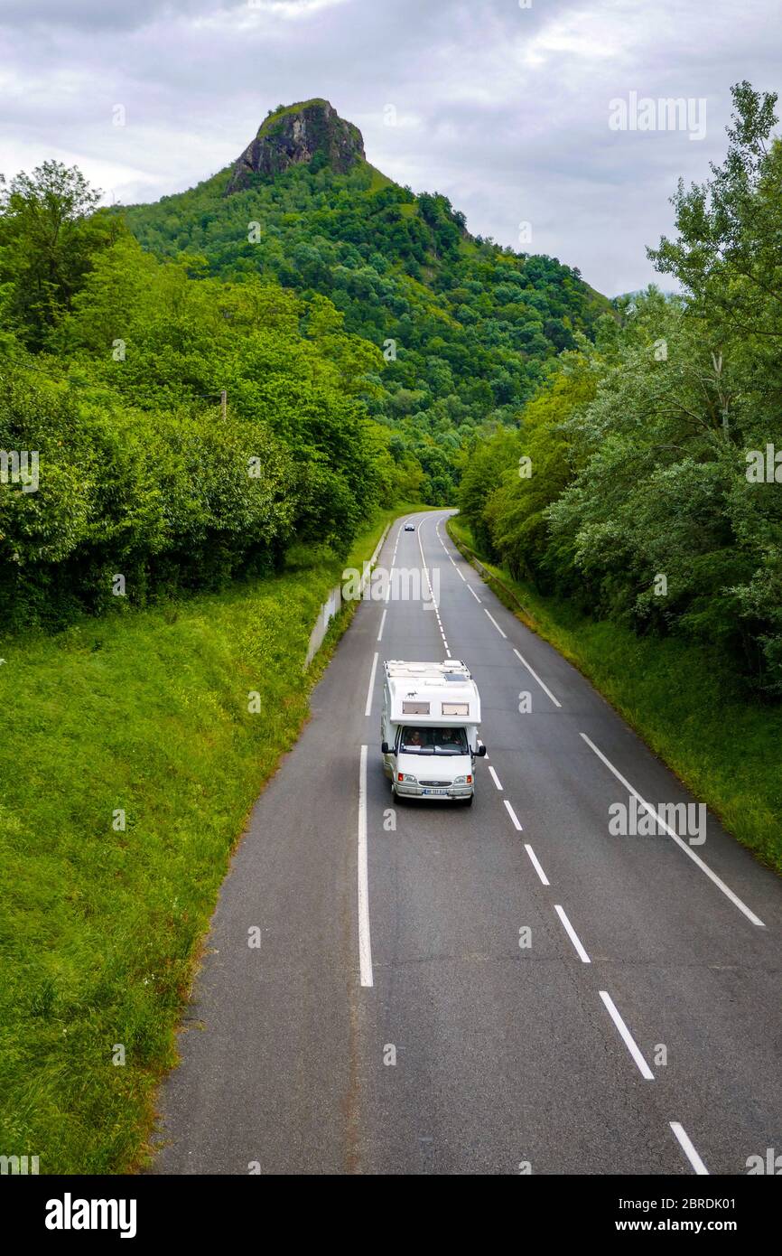 Fourgonnette de camping-car monovéhicule, sur une route tranquille en France pendant le confinement de Covid 19, mai 2020 Banque D'Images