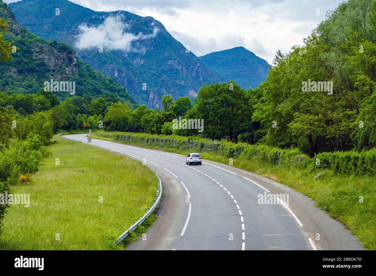 Véhicule unique sur une route tranquille en France pendant le confinement de Covid 19, mai 2020 Banque D'Images