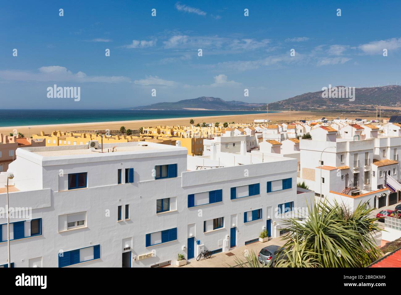 Propriété à Tarifa, Costa de la Luz, province de Cadix, Andalousie, sud de l'Espagne. Plage de Los Lances en arrière-plan. Banque D'Images