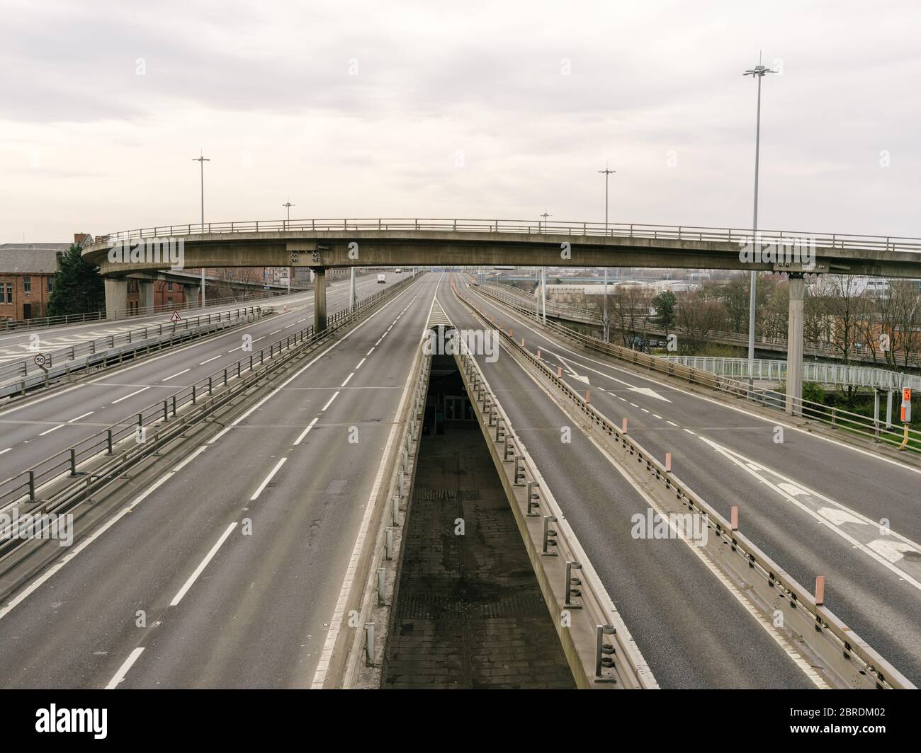 L'autoroute M8 et le pont de Kingston, généralement très fréquentés, traversent la ville de Glasgow et la rivière Clyde, ce qui illustre le fait que le gouvernement se respecte, les directives de distance sociale et les avis de « séjour à domicile » lors de la pandémie du coronavirus. Banque D'Images