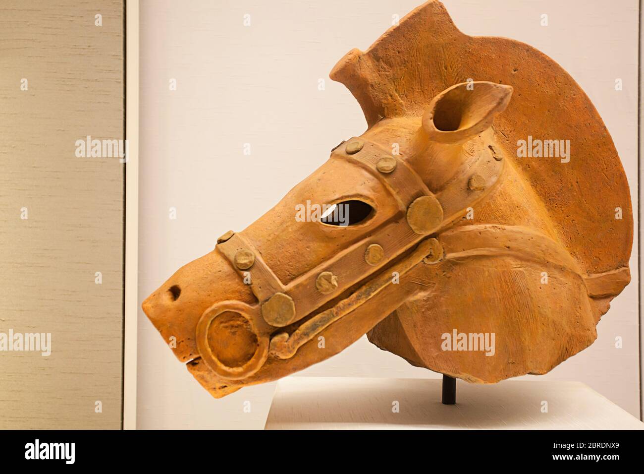 Haniwa / sculpture de tête de cheval de l'ancien tombeau japonais, période de Kodun au British Museum Banque D'Images