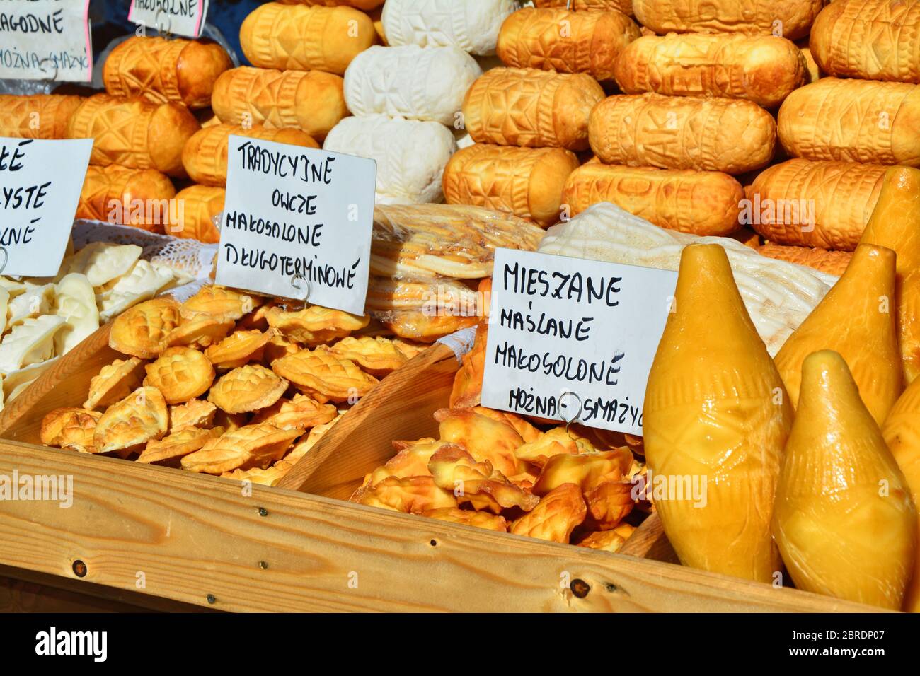 Fromage Oscypek - produit traditionnel de montagne de Pologne, Zakopane. Le fromage est fait de lait de chèvre, de vache et de mouton (sur la description) Banque D'Images