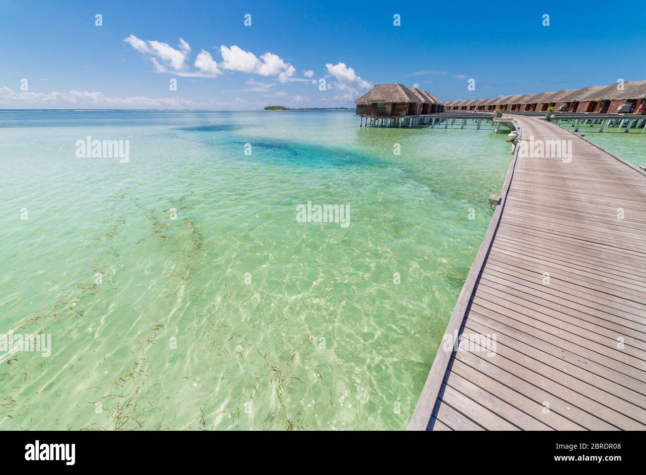 Paysage de la plage des Maldives. Panorama tropical, luxueuse villa aquatique avec jetée en bois. Voyage de luxe destination arrière-plan vacances d'été Banque D'Images