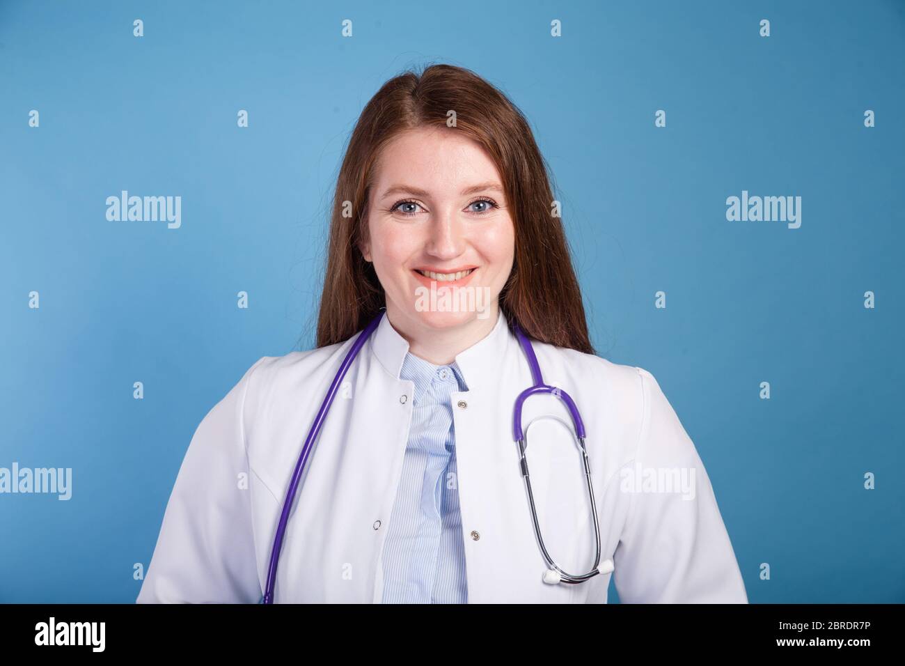 Femme médecin heureux avec le personnel médical de l'hôpital Photo Stock -  Alamy