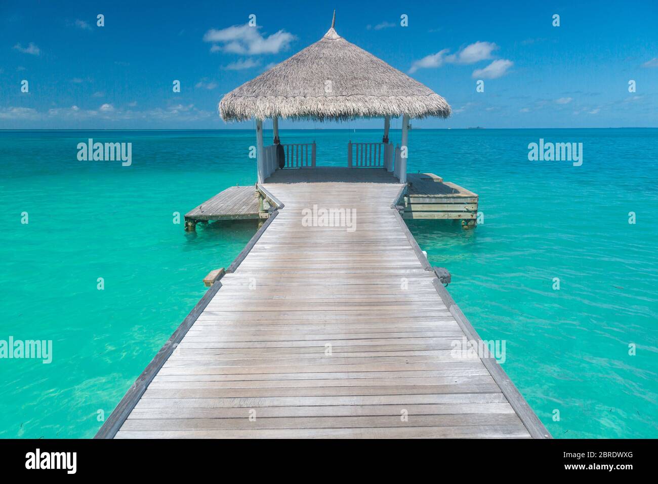 Magnifique coucher de soleil tropical avec villas en bois sur l'eau de l'océan Indien, île des Maldives. Spa luxueux sur l'eau, mer tropicale bleue Banque D'Images