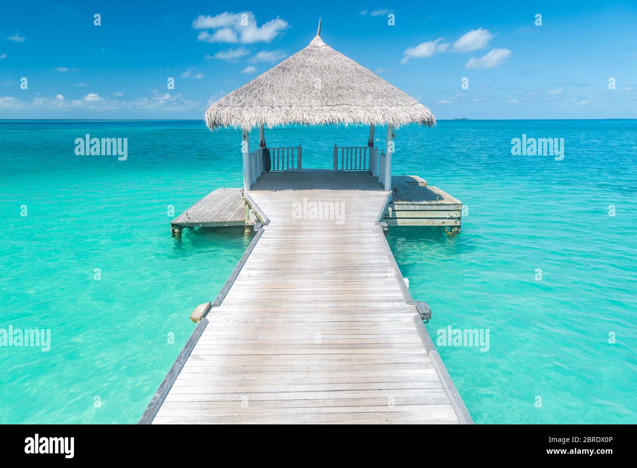 Magnifique coucher de soleil tropical avec villas en bois sur l'eau de l'océan Indien, île des Maldives. Spa luxueux sur l'eau, mer tropicale bleue Banque D'Images