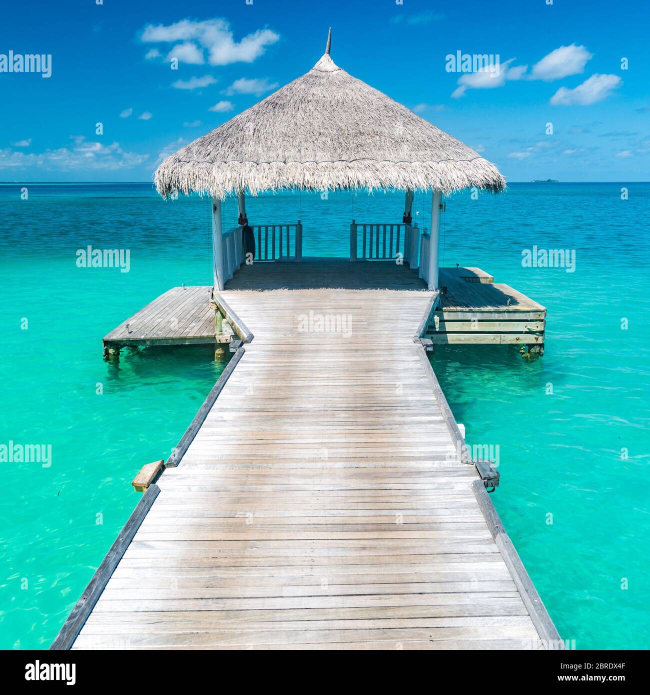 Magnifique coucher de soleil tropical avec villas en bois sur l'eau de l'océan Indien, île des Maldives. Spa luxueux sur l'eau, mer tropicale bleue Banque D'Images