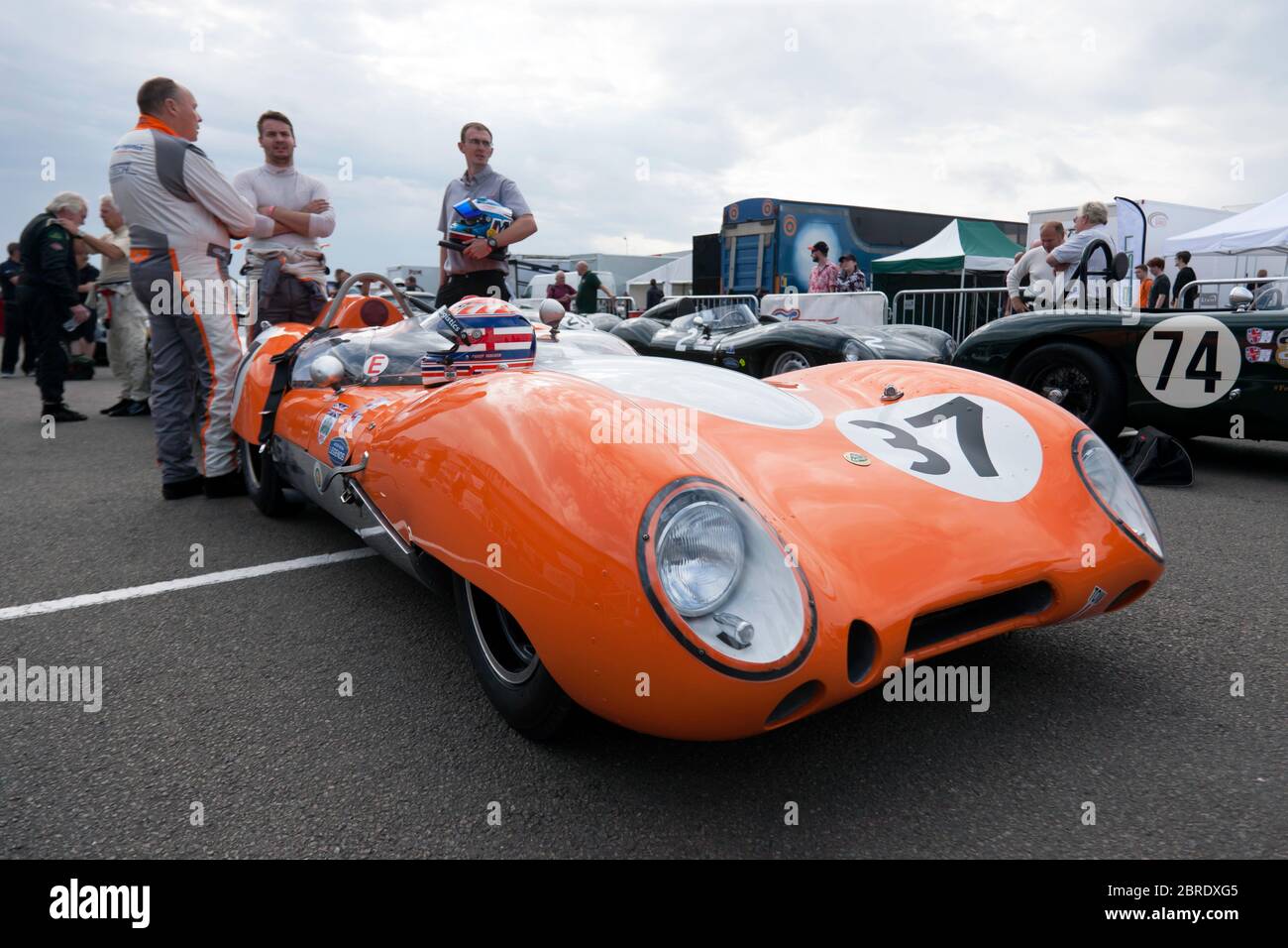 Phillip Walker avec son 1958 Lotus 15 dans le National Paddock, avant la séance de qualification pour le RAC Woodcote Trophée et le Stirling Moss Trophée Banque D'Images