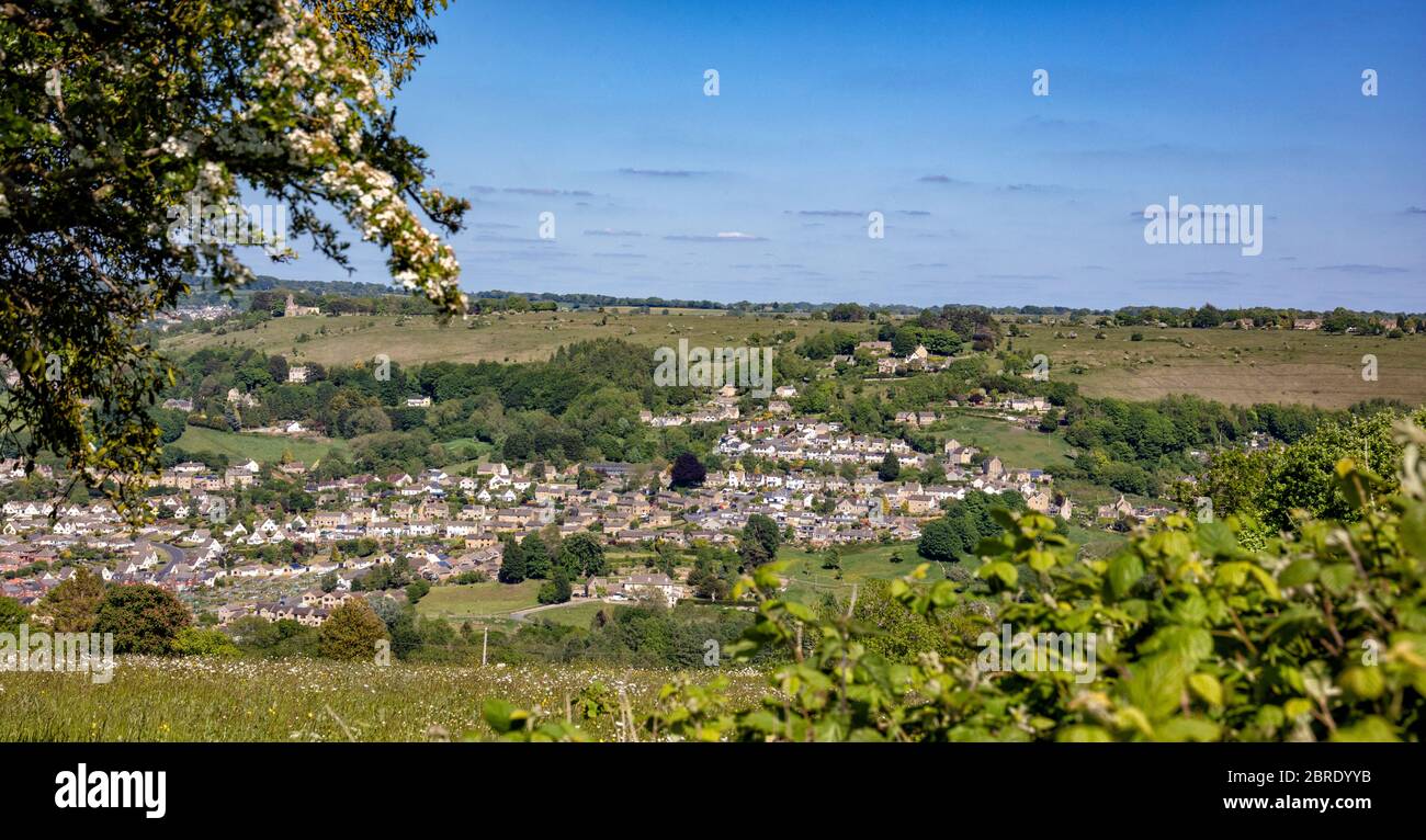 Vue de Selsley Common en face de Rodborough Hill et fort, avec Rooksmoor et Woodchester, les Cotswolds, Gloucestershire, Angleterre, Royaume-Uni Banque D'Images