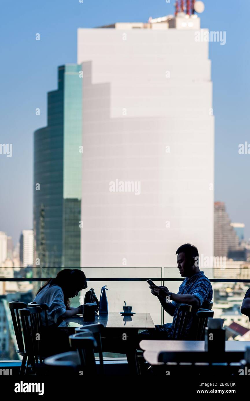 Les clients d'un restaurant situé sur le balcon du centre commercial Iconcierge bénéficient d'une vue sur la rivière Chao Phraya. Bangkok Thaïlande. Banque D'Images