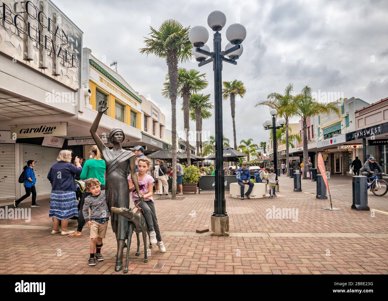 Une vague dans le temps, sculpture de Sheila Williams, par Mark Whyte, bâtiment Art déco sur Emerson Street à Napier, Île du Nord, Nouvelle-Zélande Banque D'Images