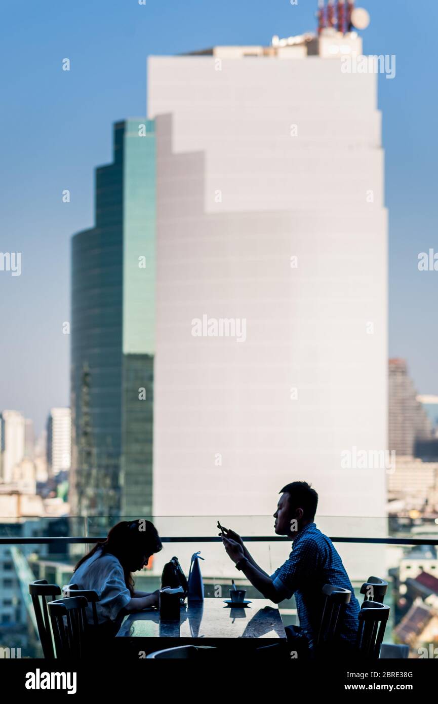 Les clients d'un restaurant situé sur le balcon du centre commercial Iconcierge bénéficient d'une vue sur la rivière Chao Phraya. Bangkok Thaïlande. Banque D'Images