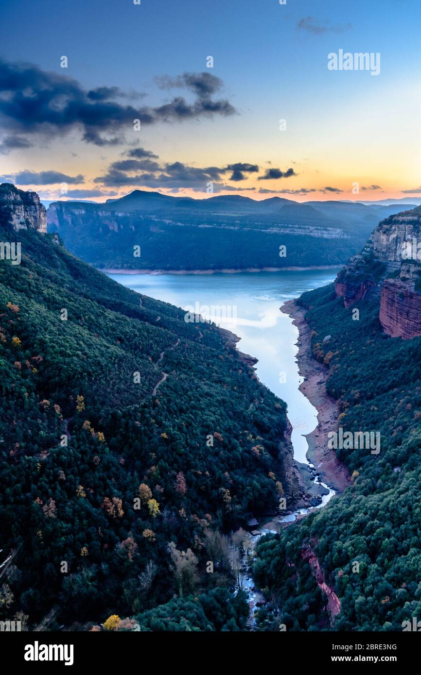 Coucher de soleil paisible au réservoir de Sau, Catalogne, Espagne (province d'Osona) Banque D'Images