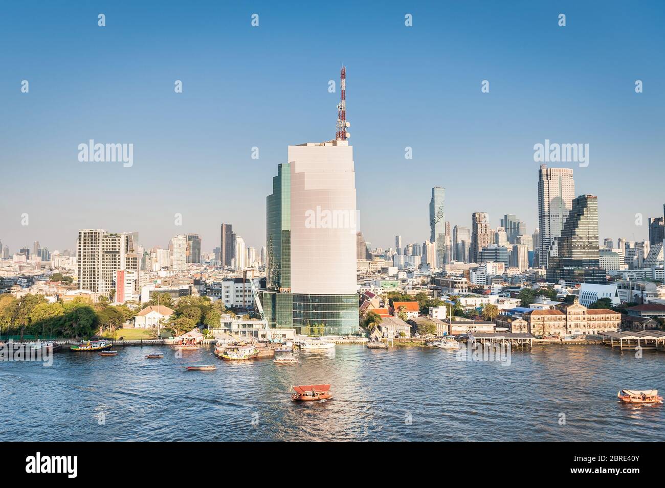 Photographier depuis le centre commercial moderne IconSiam, qui regarde de l'autre côté de la rivière Chao Phraya, à Bangkok, en Thaïlande. Banque D'Images