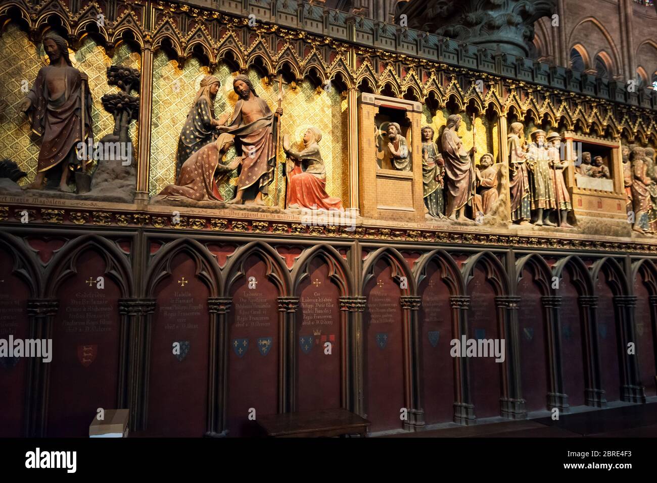 Les tombeaux à l'intérieur de la cathédrale notre Dame de Paris, France Banque D'Images