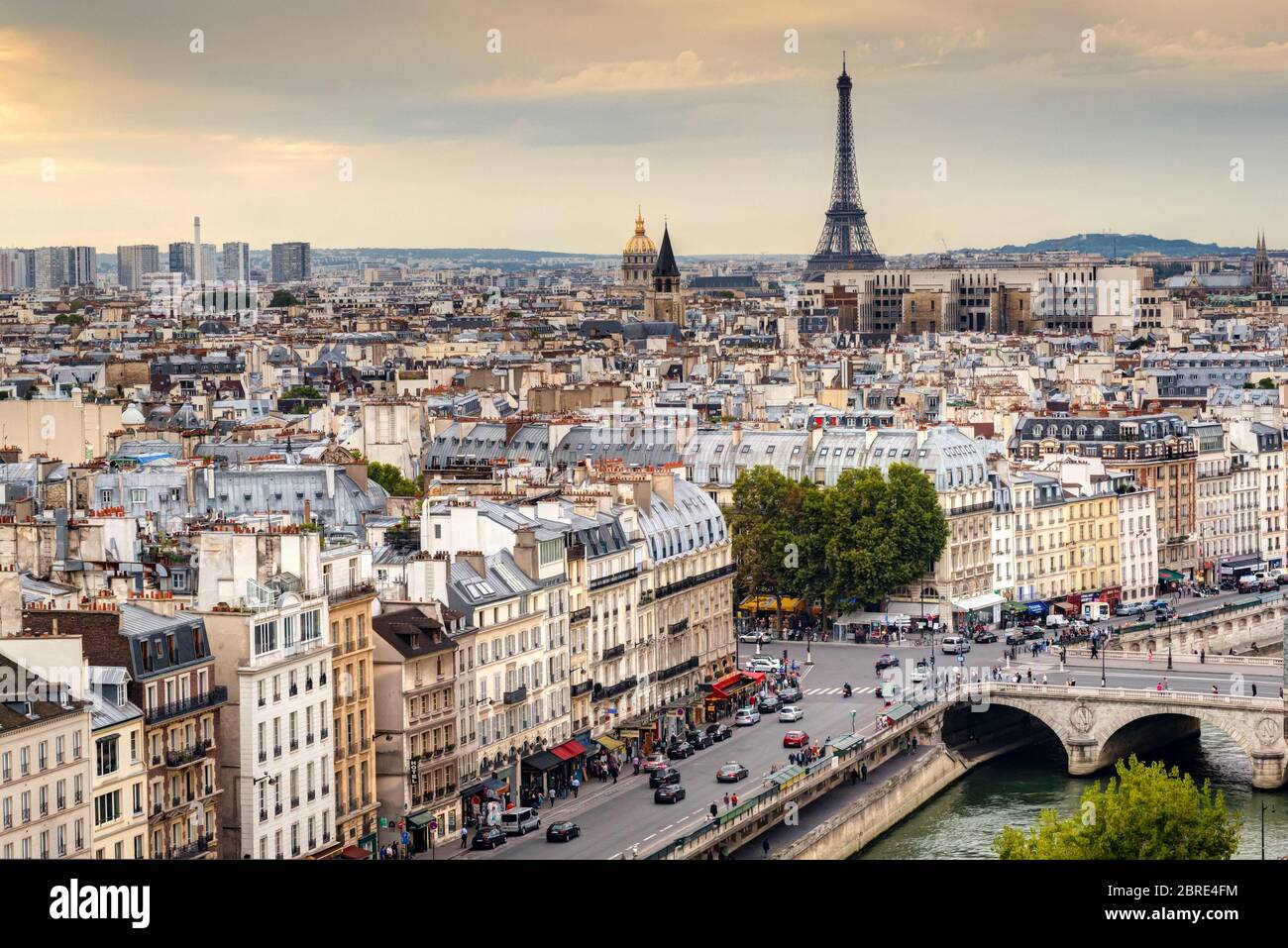 PARIS - 25 SEPTEMBRE : la ligne d'horizon de Paris avec la Tour Eiffel au coucher du soleil le 25 septembre 2013 en France. Paris est l'une des destinations touristiques les plus prisées d'Europ Banque D'Images