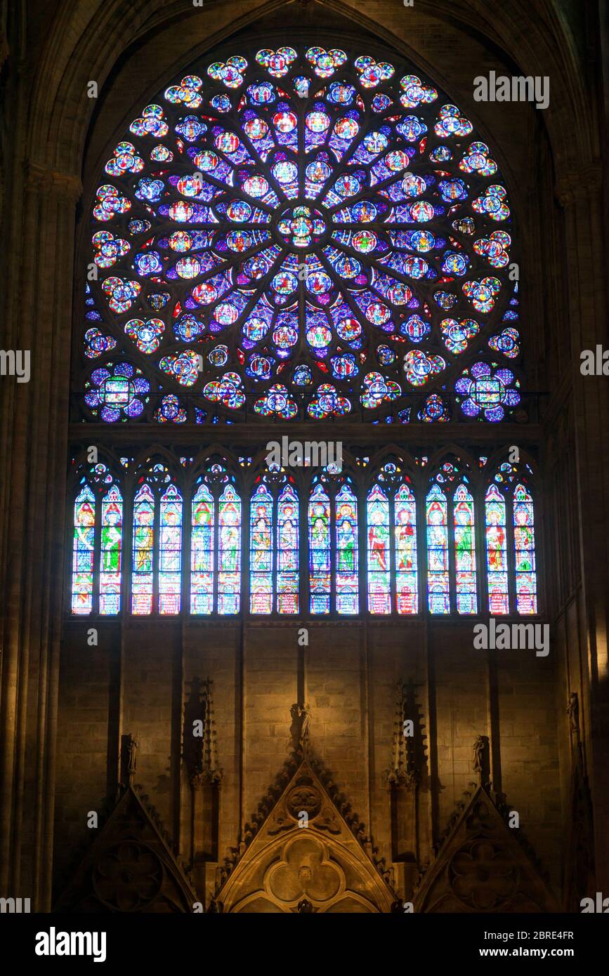 PARIS - SEPTEMBRE 25 : vitraux roses de la cathédrale notre-Dame le 25 septembre 2013 à Paris. La cathédrale notre Dame a été construite au 3ème centime Banque D'Images