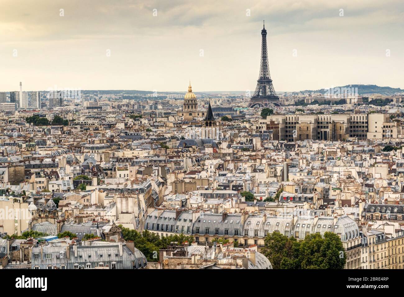 Horizon de Paris avec la Tour Eiffel au coucher du soleil Banque D'Images