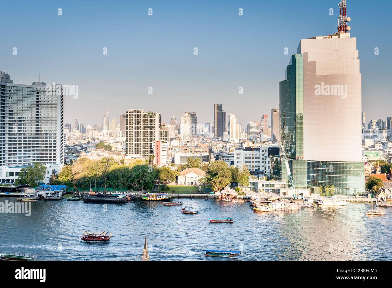 Photographier depuis le centre commercial moderne IconSiam, qui regarde de l'autre côté de la rivière Chao Phraya, à Bangkok, en Thaïlande. Banque D'Images