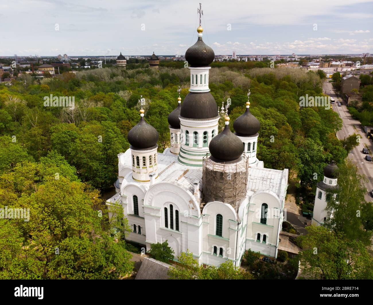 Église orthodoxe blanche parmi les arbres verts avec dôme sous l'antenne de reconstruction. St. John le Forerunner Banque D'Images
