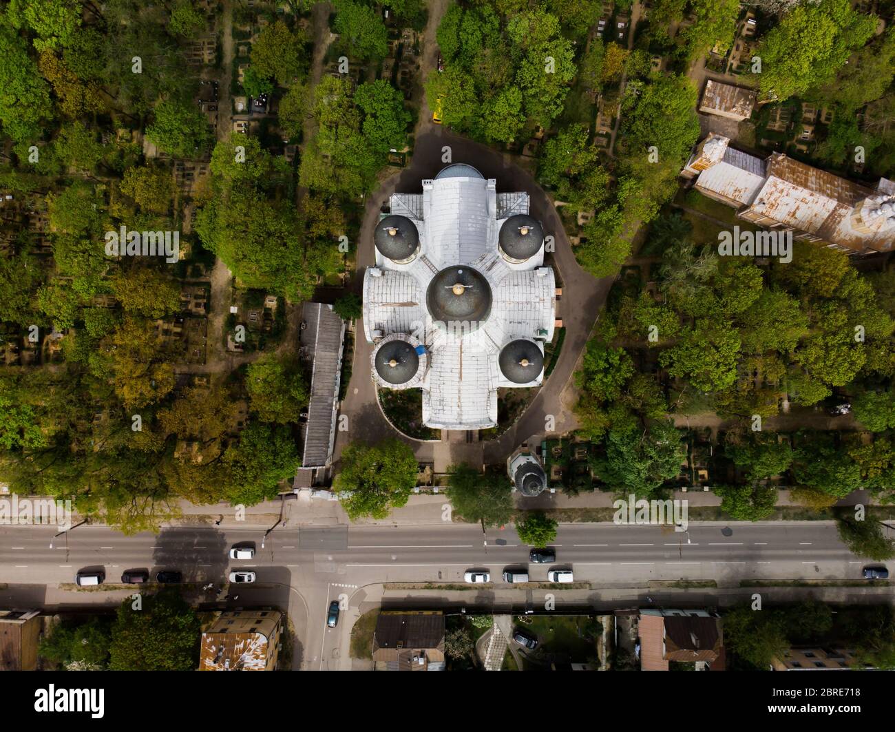 Vue de dessus de l'église orthodoxe blanche parmi les arbres verts Banque D'Images